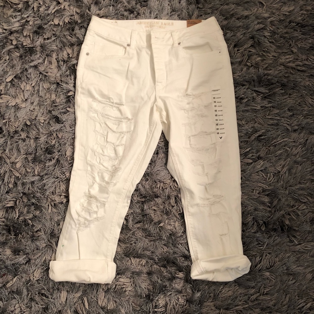 American Eagle Distressed Tom-girl Jean